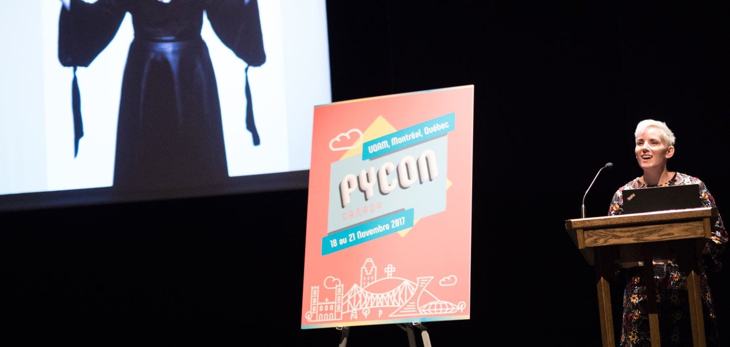 Une conférencière prise en photo par La fabrique à visuels lors de la PyCon Canada 2017 à Montréal